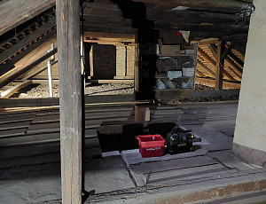 Zateplení stropu rodinného domu pomocí foukané izolace